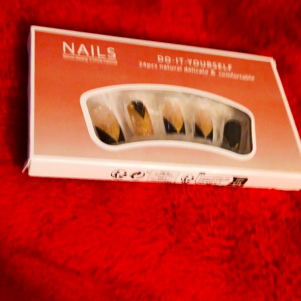 PRESS ON NAILS. 24 peice black French tip with glitter design false finger nails